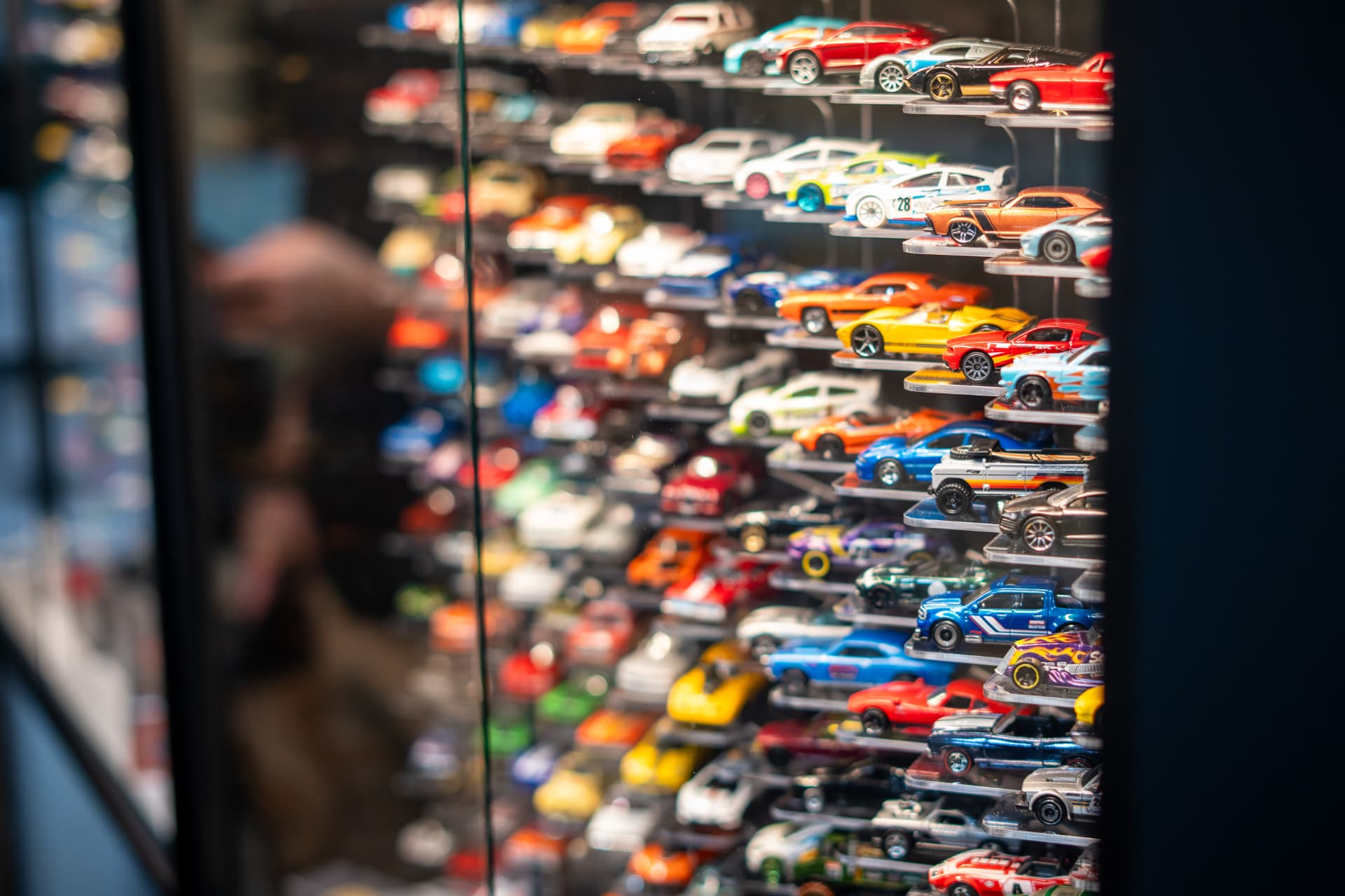 Vitrine da DL Miniaturas com diversos modelos colecionáveis