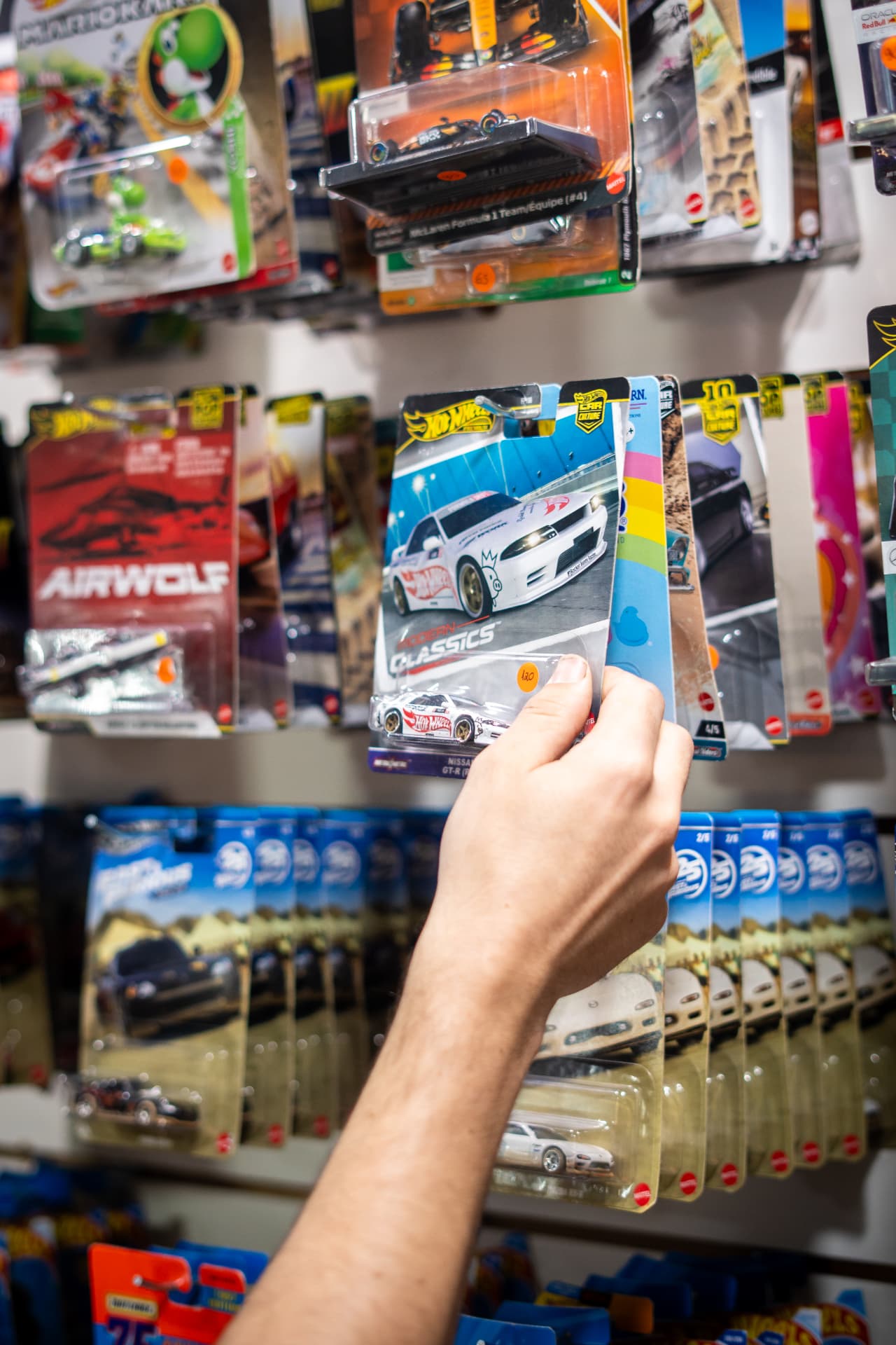 Escolha de Hot Wheels na loja